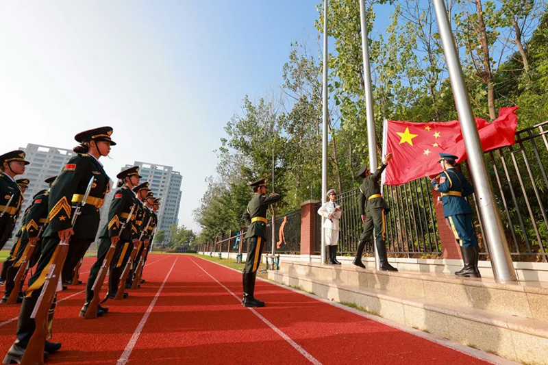 【德育活動】我與國旗合個影，定格最美中國紅——國慶德育實踐活動作業展